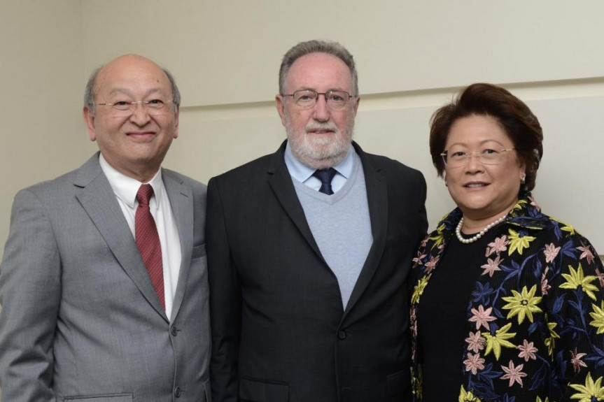 Deputado Tercílio Turini (PPS) entrega o título de Cidadão Honorário do Paraná ao médico Nobuqui Hasegawa.