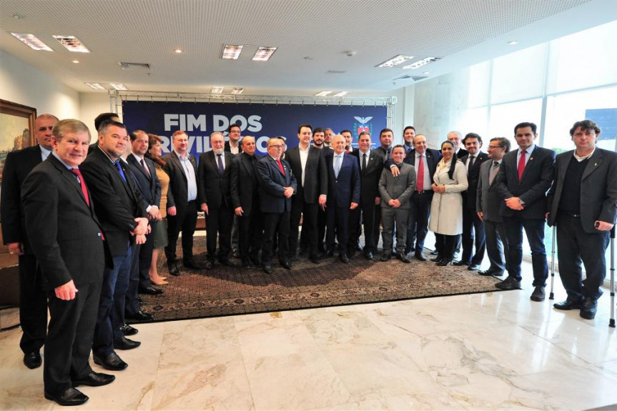 Evento de promulgação da emenda à Constituição que põem fim a aposentadoria para governadores do Paraná.
