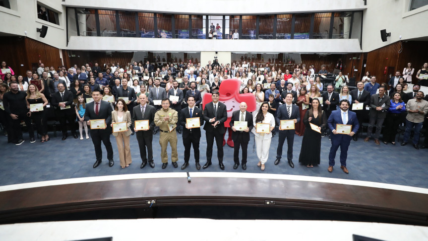 Solenidade ocorreu na manhã desta quinta-feira (11), no Plenário da Casa.