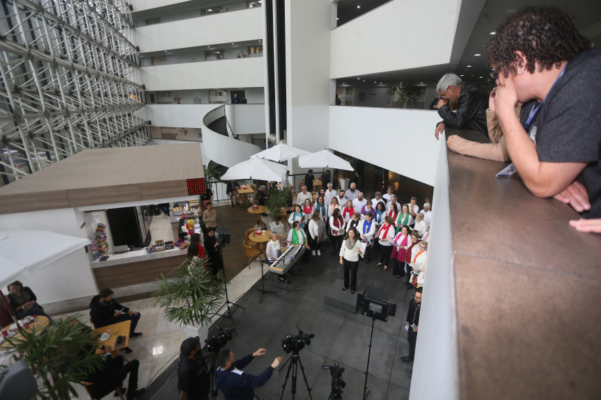 Corais luteranos Bom Pastor e Martin Luther apresentaram aos funcionários e visitantes um repertório repleto de clássicos da música sacra.