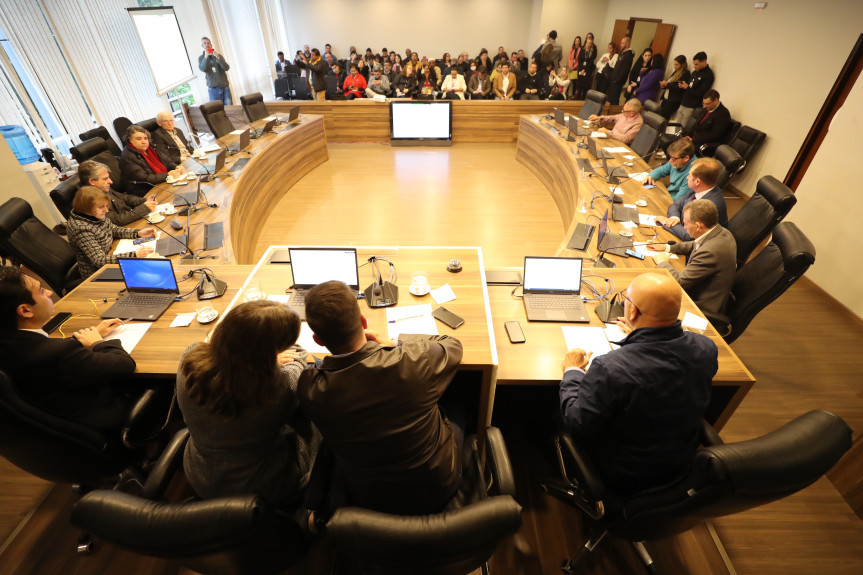 Reunião ocorreu na manhã desta segunda-feira (12), no Auditório Legislativo.