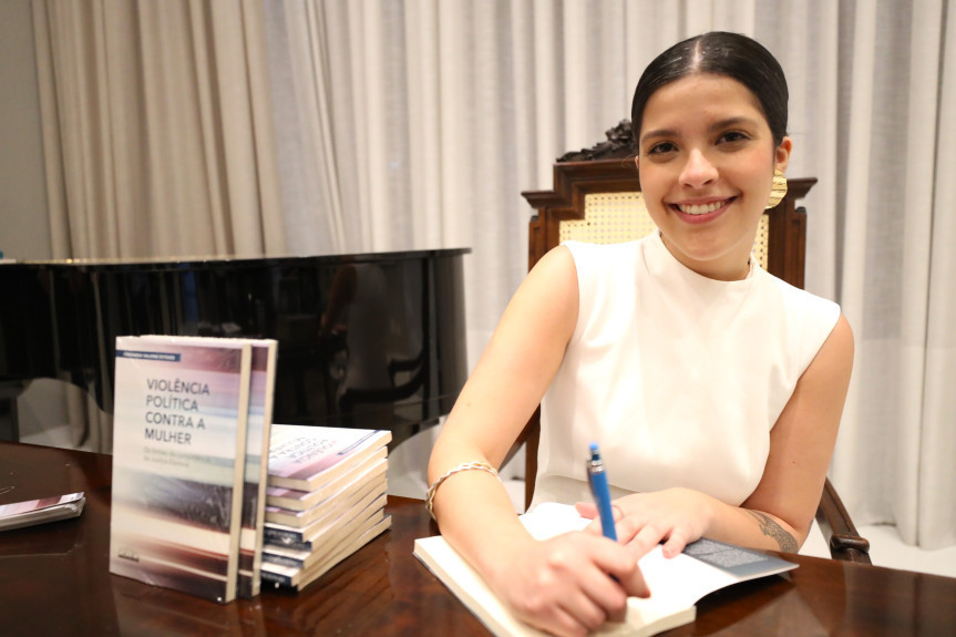 A advogada e pesquisadora,  Fernanda Valone Esteves, autora do livro.
