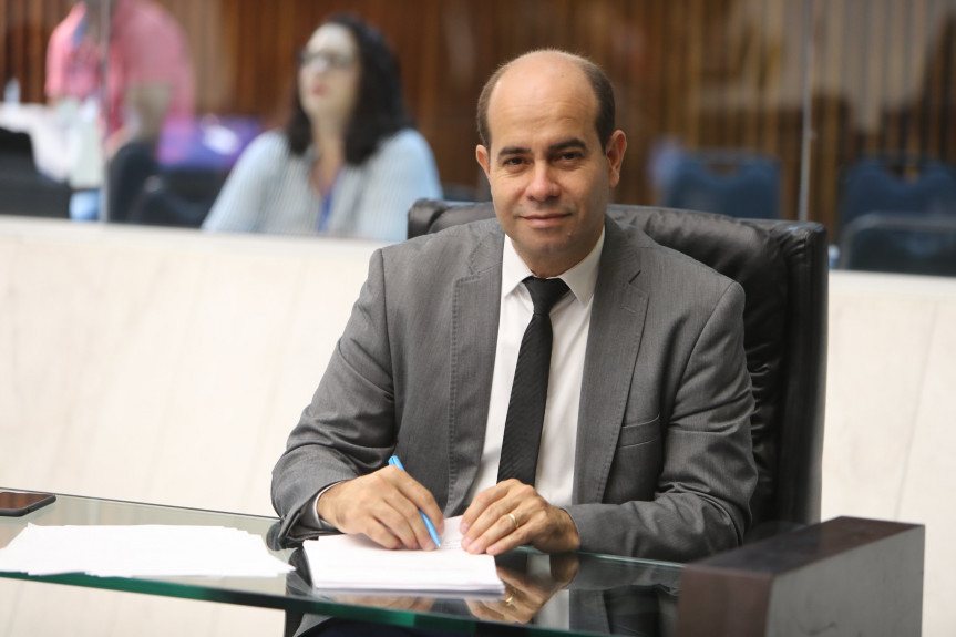 Deputado Evandro Araújo (PSC), presidente da Comissão de Orçamento da Assembleia, anuncia prazo para apresentação de emendas à LDO.