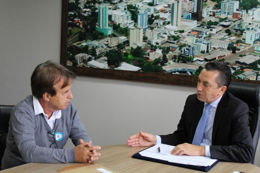 Deputado Wilmar Reichembach (PSC) recebeu em seu gabinete nesta quarta-feira (10), Valter Bianchini, oficial nacional de programas da FAO.