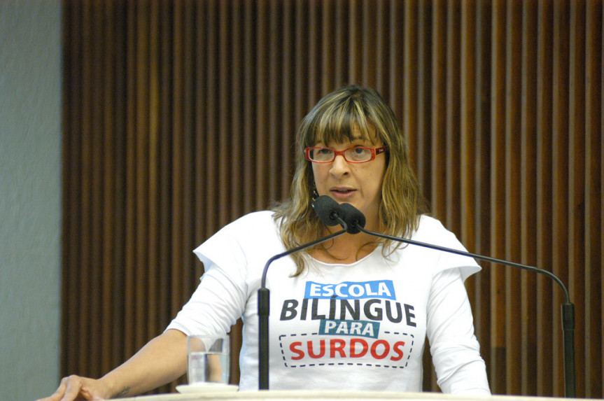 Professora Sueli Fernandes, da Federação Nacional de Educação e Integração dos Surdos (Feneis/PR), em pronunciamento na sessão plenária desta segunda-feira. 