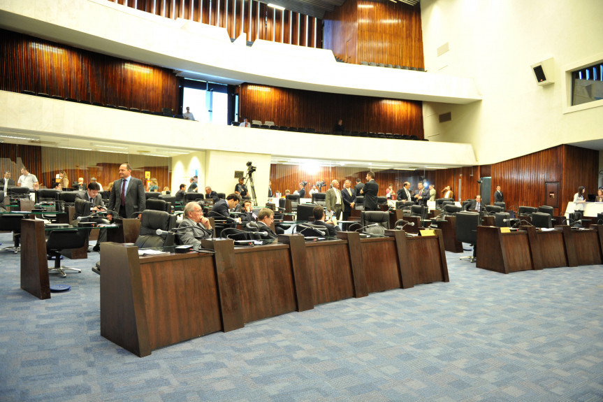 Deputados durante os trabalhos em Plenário.