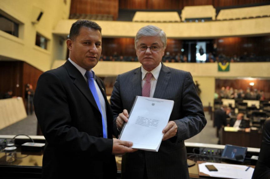 Deputado Adelino Ribeiro (PSL), presidente da CPI dos Planos de Saúde entrega o relatório ao Presidente da Alep, deputado Rossoni (PSDB).