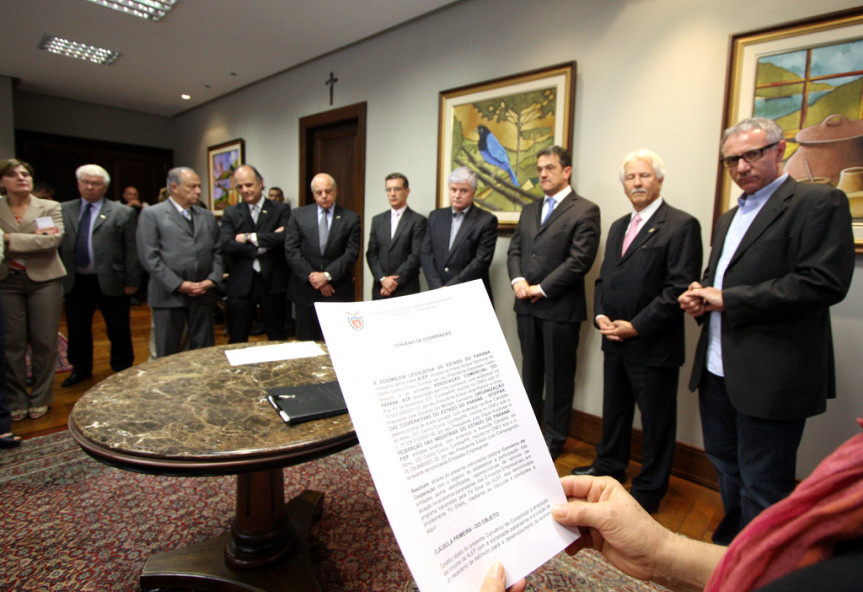 A Assembleia Legislativa firma convênio de cooperação com entidades representativas do setor produtivo para a divulgação de iniciativas empreendedoras na grade de programação da TV Assembleia. 