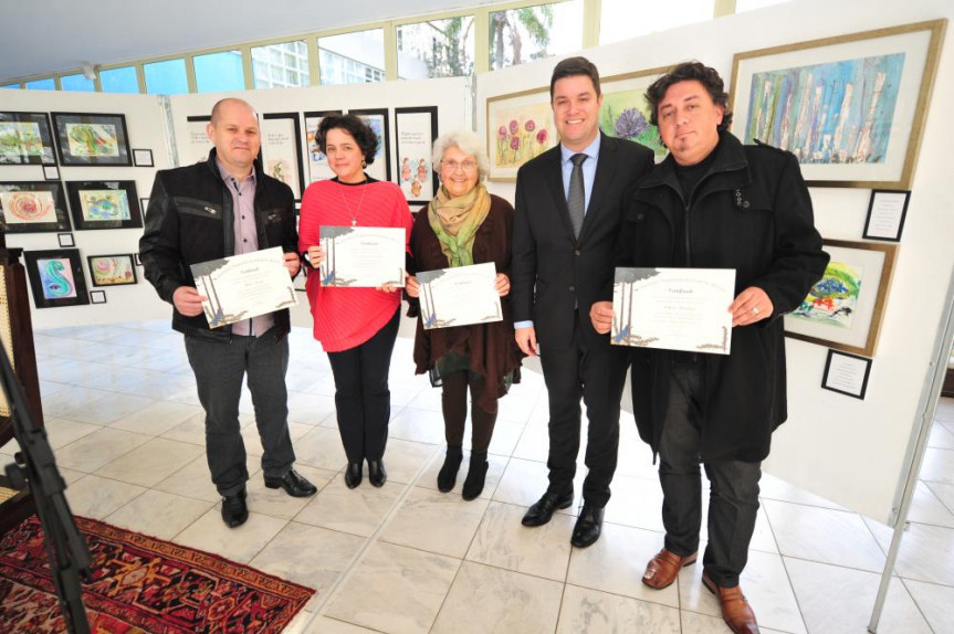 Deputado Guto Silva prestigiou a abertura da exposição "Revelações Poéticas", no Espaço Cultural da Alep.