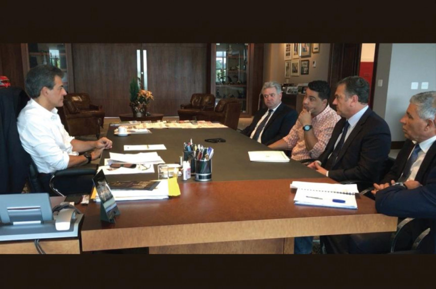 Governador Beto Richa em reunião com o deputado Plauto Miró Guimarães Filho (DEM), Marcelo Rangel, prefeito de Ponta Grossa, Sebastião Mainardes e Mingo Menezes.
