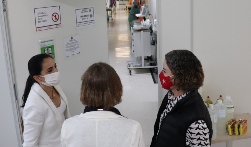 Deputada Luciana Rafagnin (PT) durante visita ao Hospital Regional do Sudoeste.