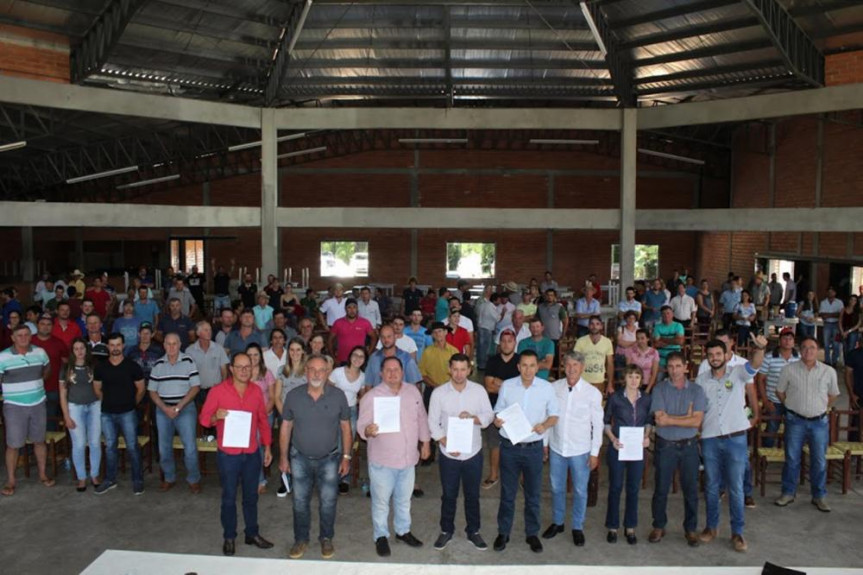 Deputado Reichembach (PSC) e produtores de leite de Marmeleiro e região.