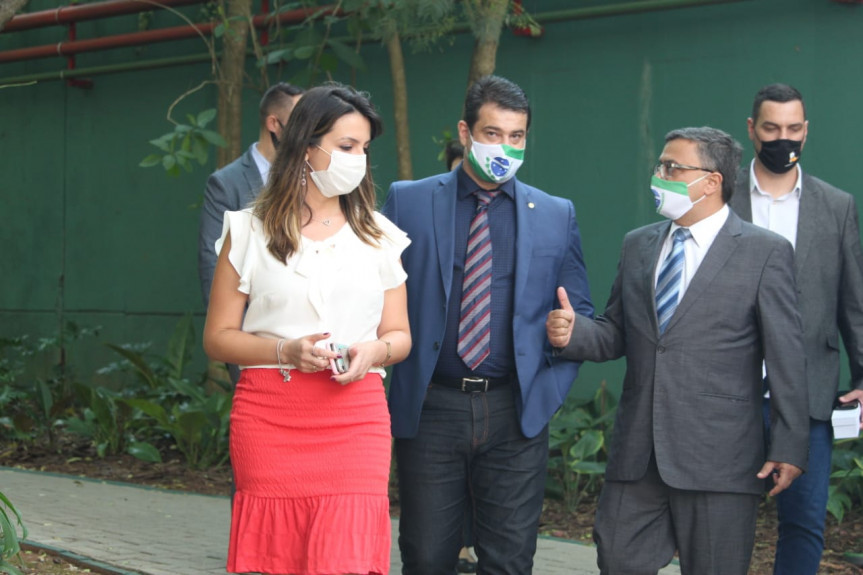 Deputados Michele Caputo e Alexandre Amaro durante visita ao Instituto Butantan, em São Paulo.