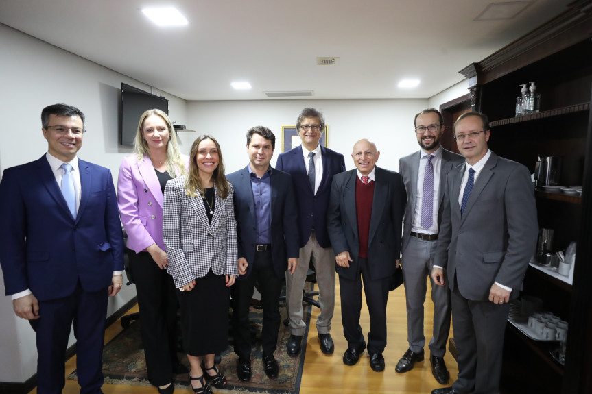O procurador-geral de Justiça do Ministério Público do Paraná (MPPR), Gilberto Giacoia, também foi recebido pelo 1º secretário da Casa, deputado Alexandre Curi (PSD).