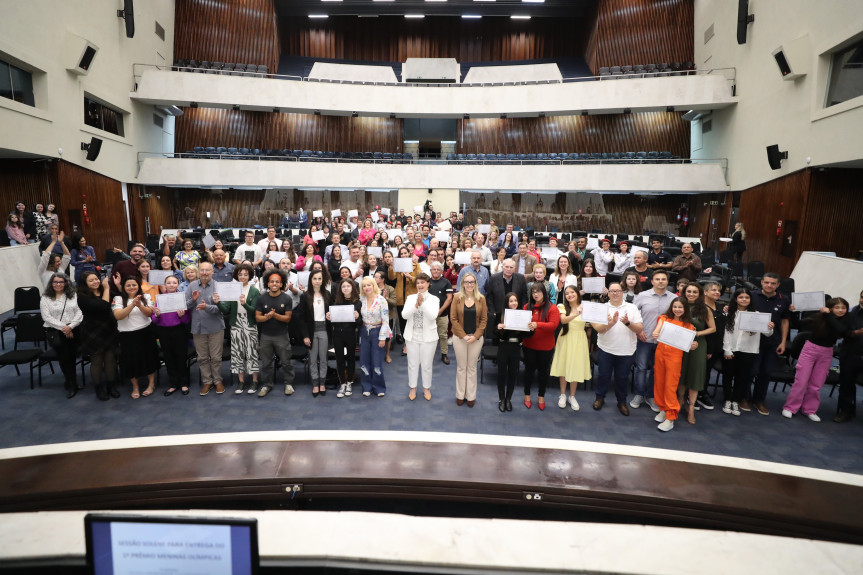 Solenidade lotou o Plenário da Assembleia Legislativa na noite desta terça-feira (10).