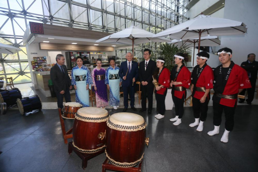 O Consul-Geral Hajime Kimura, acompanhado do presidente da Alep deputado Ademar Traiano e do deputado Coronel Lee, prestigiou a gravação do Comunicação & Arte na Alep.