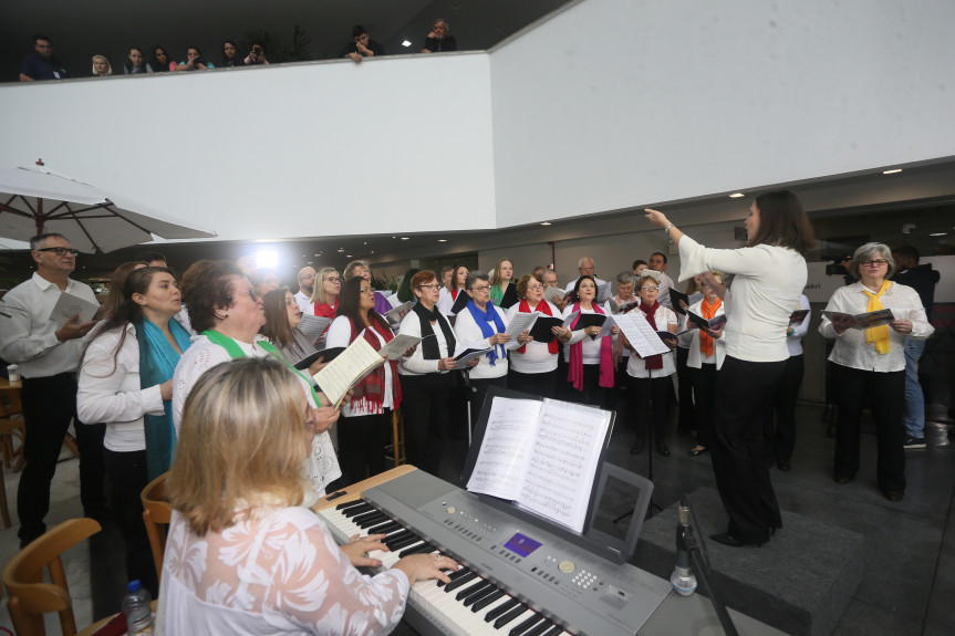 Corais luteranos Bom Pastor e Martin Luther apresentaram aos funcionários e visitantes um repertório repleto de clássicos da música sacra.