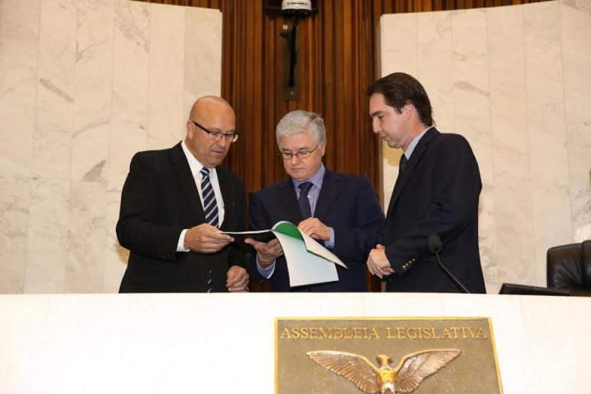 Da esquerda para a direita, deputado Luiz Claudio Romanelli (PMDB), Valdir Rossoni (PSDB) e Wilson Quinteiro (PSB). 