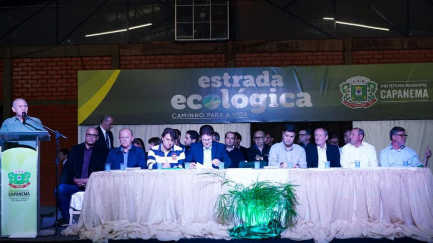 Deputados, prefeitos, vereadores e lideranças debateram em Capanema a reabertura da Estrada do Colono