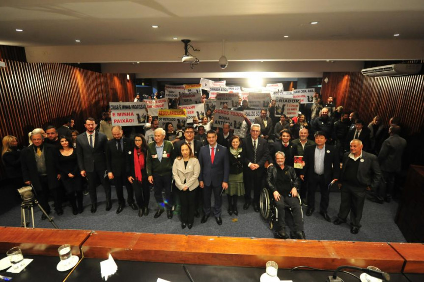 Debate sobre a comercialização de animais domésticos no Paraná lotou o plenarinho da Assembleia Legislativa.