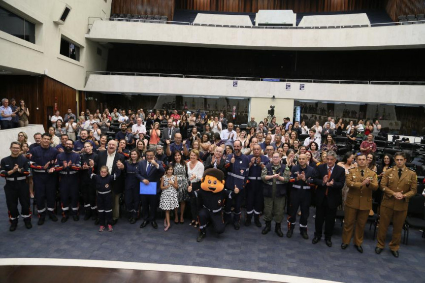  A sessão solene em homenagem aos 15 anos do SAMU, por proposição do deputado Michele Caputo (PSDB),contou a presença do prefeito Rafael Greca.