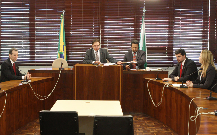 Membros da Comissão de Finanças durante reunião desta quarta-feira (26/10).