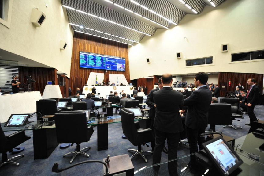 Durante a sessão, diversos deputados usaram a tribuna para debater temas de interesse dos paranaenses.