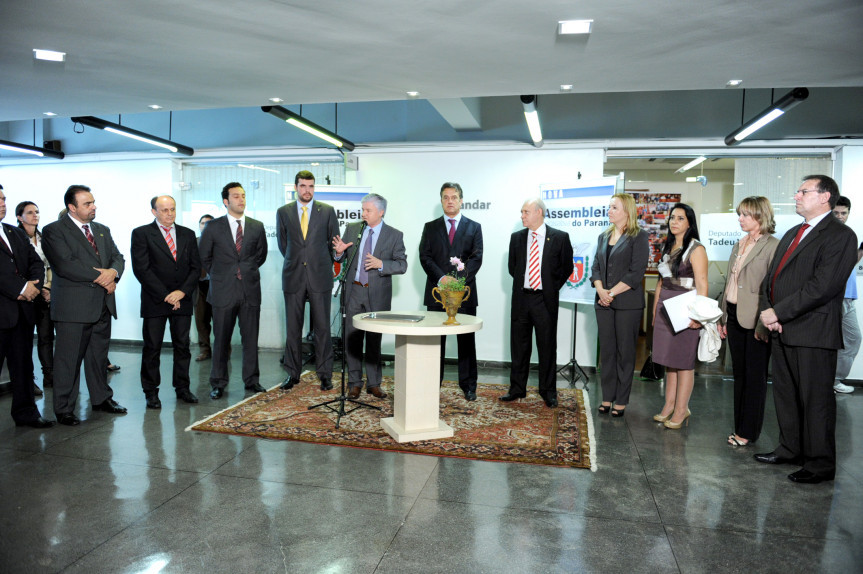 Deputados durante a entrega dos seis gabinetes já reformados no 8º andar do prédio Tancredo Neves.