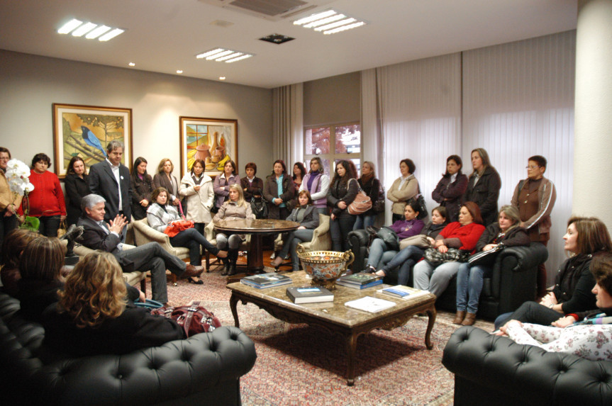 Presidente do Legislativo, Valdir Rossoni, recebeu a visita do prefeito de União da Vitória, Carlos Alberto Jung e de supervisoras do ensino municipal da cidade.