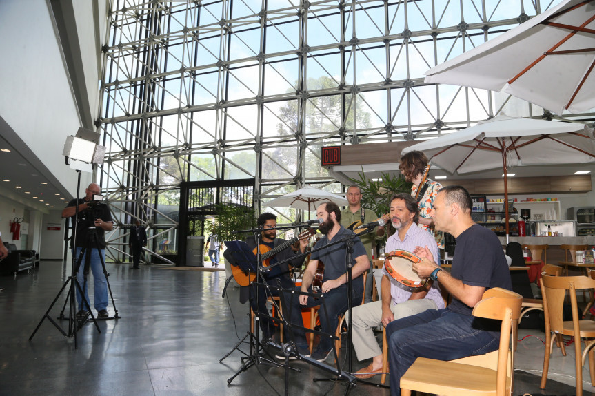 O grupo Samba de Resistência desfilou canções de compositores como Vinícius de Moraes, Baden Powell, João Bosco, Aldir Blanc, Gonzaguinha, Ivone Lara e Chico Buarque no Comunicação & Arte desta semana.