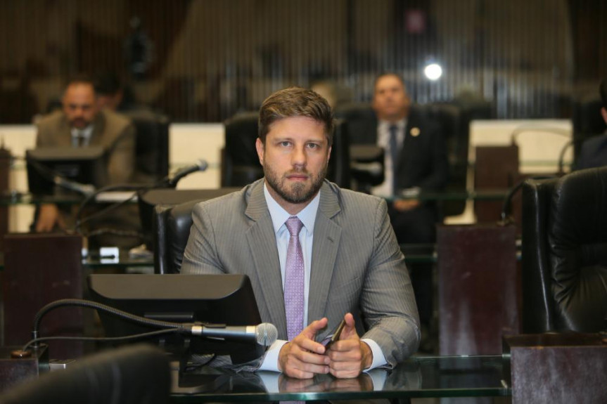 Deputado Requião Filho (MDB) cobra a divulgação dos salários dos servidores das estatais paranaenses.