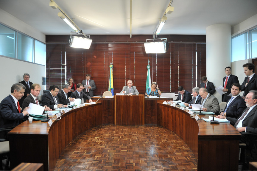 Parlamentares em reunião da CCJ