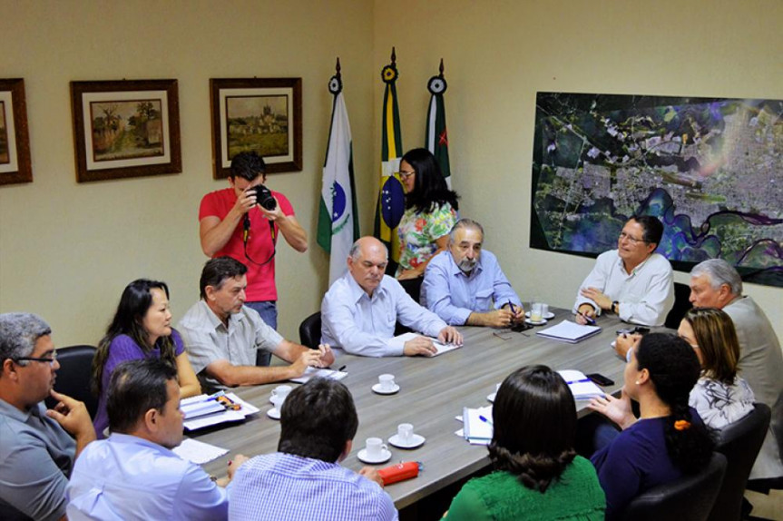 Deputado Rasca Rodrigues participa de reunião com demais autoridades em Paranaguá na quarta-feira (30).