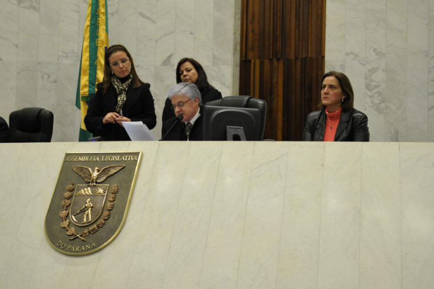 Presidente da Alep, deputado Rossoni (PSDB), faz a leitura do Ato do Presidente nº 14/2013. 