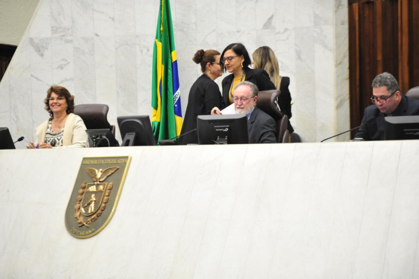 Sessão plenária desta quarta-feira (28) foi presidida, parcialmente, pelo deputado Tercílio Turini (PPS).