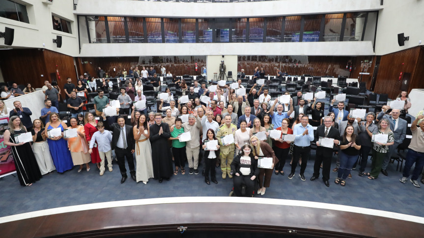 Assembleia homenageia a cidade de Colombo pelos seus 136 anos