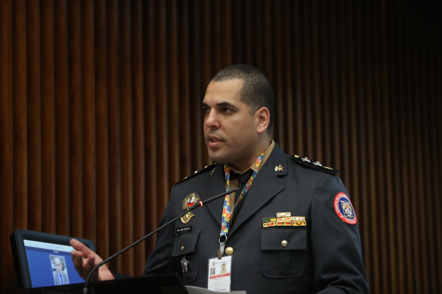 O major Murilo Sinque, do Corpo de Bombeiros do Estado do Paraná, ocupou a tribuna para falar sobre o envolvimento na causa e também do lançamento do Manual de Atendimento à Pessoa com Espectro Autista para a Segurança Pública.