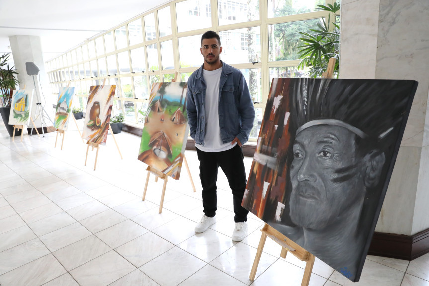 A coleção de 10 quadros fica exposta até o próximo dia 12 de julho.