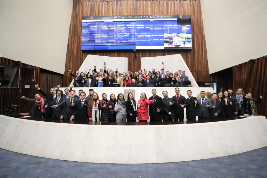 Outra ação é o Parlamento Universitário. A iniciativa da Escola do Legislativo da Assembleia Legislativa do Paraná acontece no mês de julho, durante o recesso das sessões plenárias. O programa reúne as universidades, públicas e privadas, do Paraná.