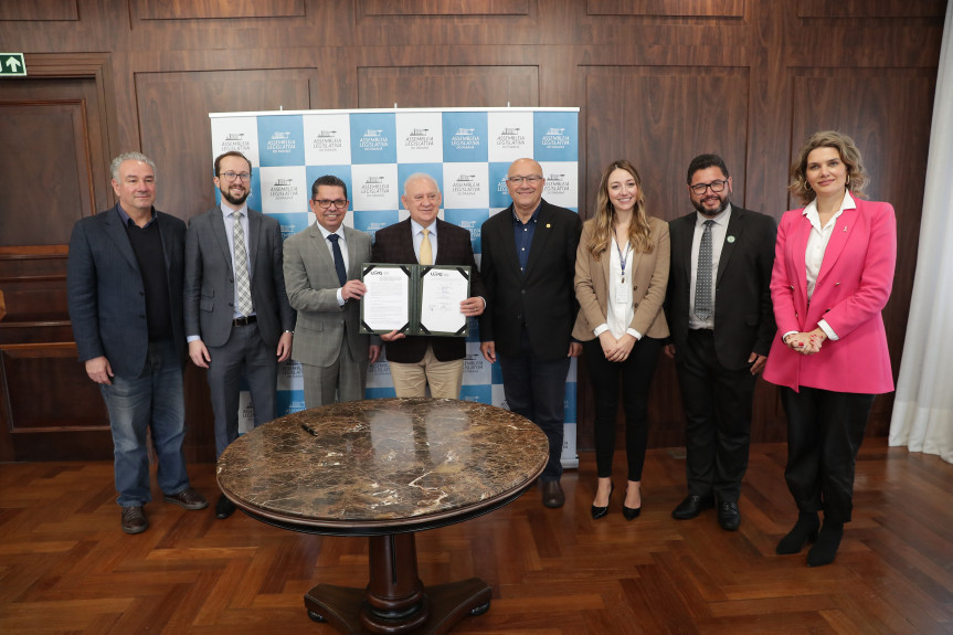 Assembleia Legislativa firma convênio com a Universidade Estadual de Ponta Grossa para qualificar gestores públicos.