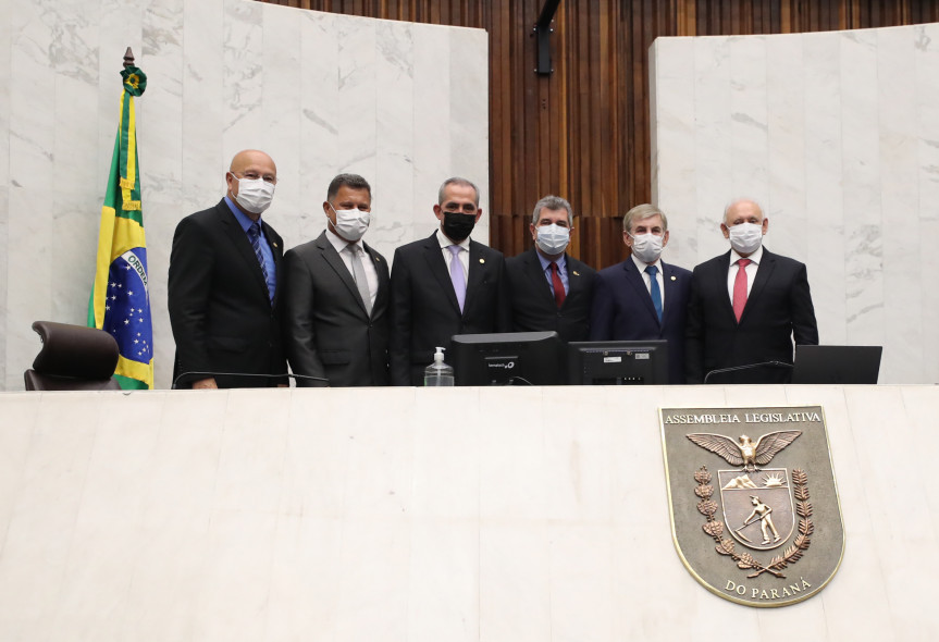 Quatro novos deputados tomam posse na Assembleia Legislativa do Paraná.