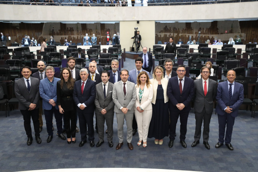 Integrantes da comitiva portuguesa foram recebidos pelos parlamentares no início da sessão plenária desta terça-feira (16).