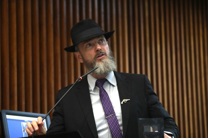 Eu como delegado já cuidei de preso e sei da dificuldade que é. A expertise, o conhecimento e a técnica necessária para evitar que as cadeias e penitenciárias se transformem em um antro de proliferação do crime”, disse o parlamentar.
