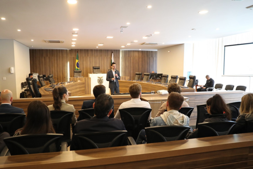 O professor e consultor Vinícius Martins apresentou diversas modalidades de investimentos com o foco em renda fixa.