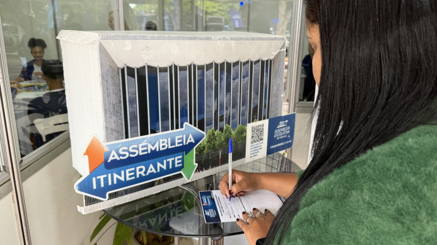 Visitantes doestande da Assembleia Itinerante deixam suas sugestões para dos deputados.