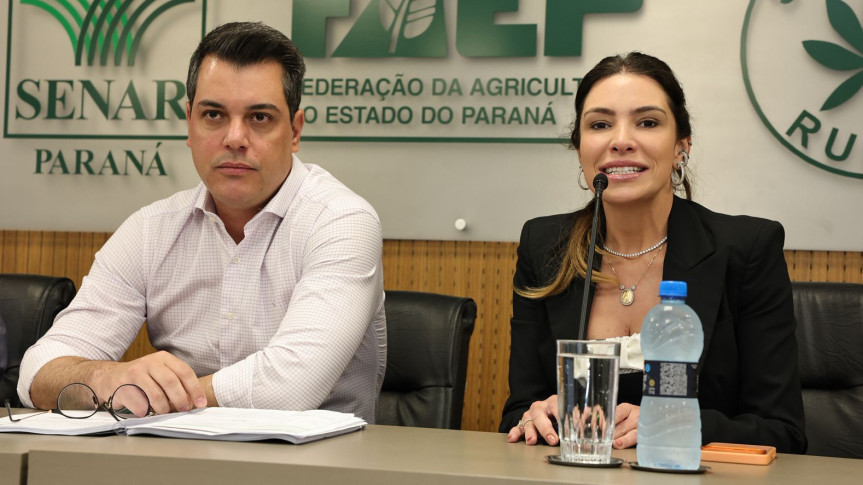 A segunda-secretária, deputada Maria Victoria (PP), ao lado do presidente do Sistema FAEP, Ágide Eduardo Meneguette.
