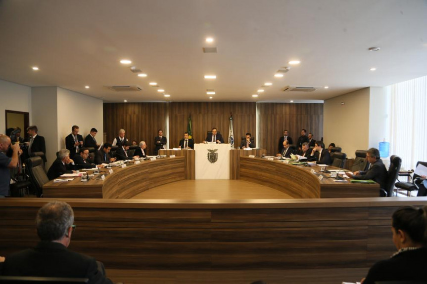 Deputados aprovam na CCJ parecer sobre projeto da Mesa Executiva da Alep que congela salário do governador do Estado.