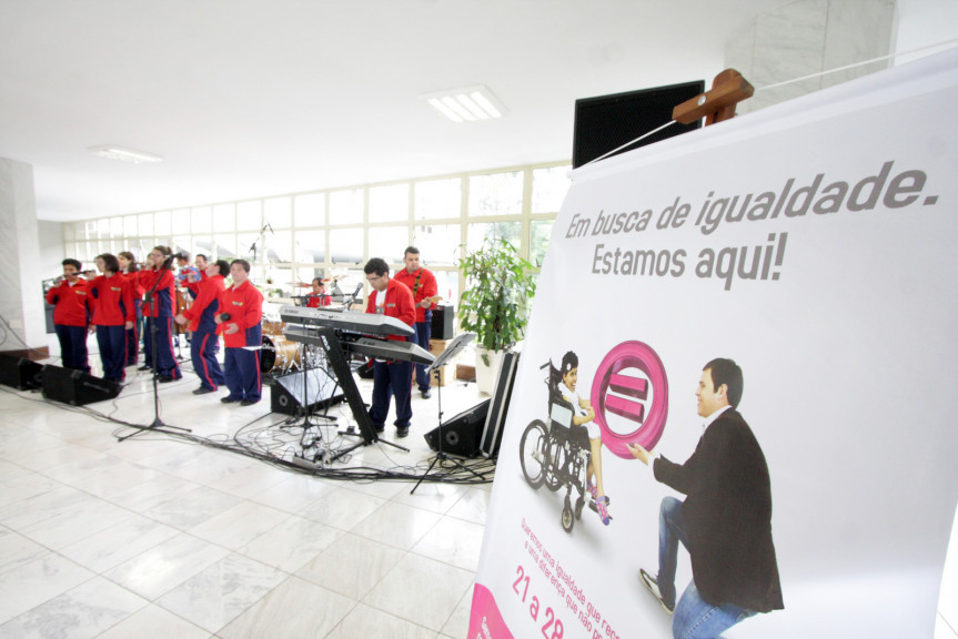 Grupo “Affinitas Banda Show”, composto por alunos da APAE de Ponta Grossa, se apresenta no Espaço Cultural da Casa.