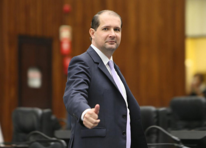 Deputado Marcel Micheletto (PR) apresentou na Alep projeto que promove inclusão de pessoas com deficiência auditiva e visual.