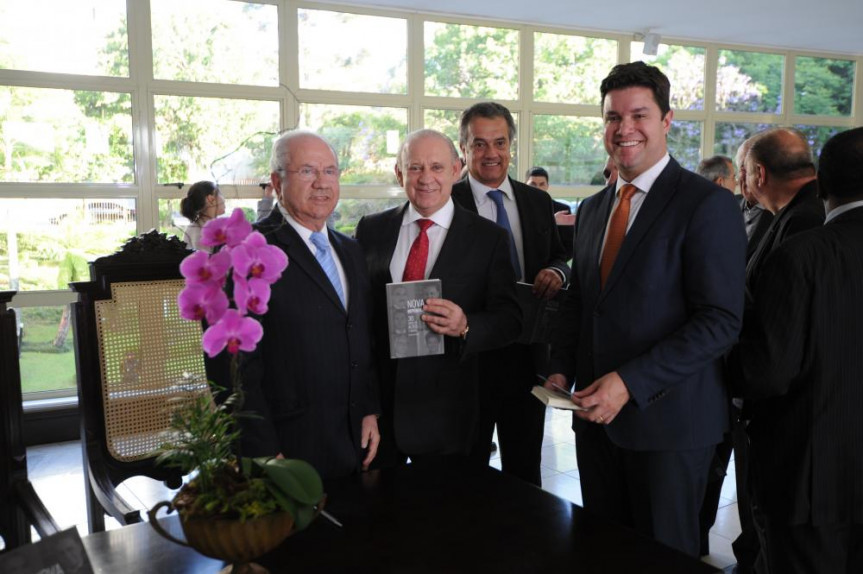 Ex-ministro Borges da Silveira, presidente Ademar Traiano (PSDB), primeiro secretário Plauto Miró Guimarães (DEM) e deputado Guto Silva (PSD), no Espaço Cultural da Alep.